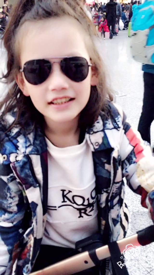 大的周泽西一个人回长沙 在高铁站把Jackson吻醒……