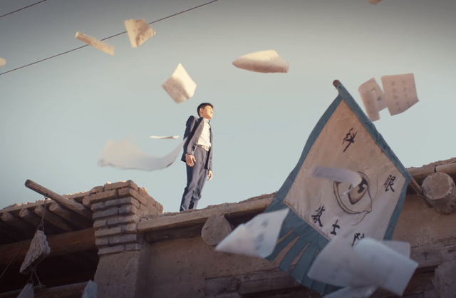 烽烟尽处：37岁张翰给42岁女明星演儿子，母子同框画面尴尬了