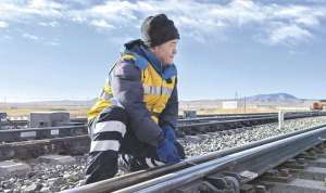 赵成伟(沱沱河信号车间里的硬汉柔情)