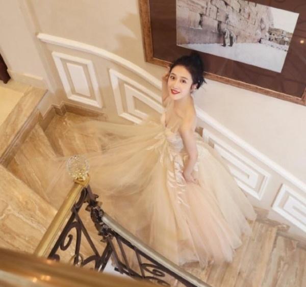 甜美！长裙修身杨欣颖，粉丝：即便身处严冬，仍感觉春天永续