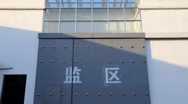 男子监狱门口放鞭庆祝出狱，刚过六年又进去了