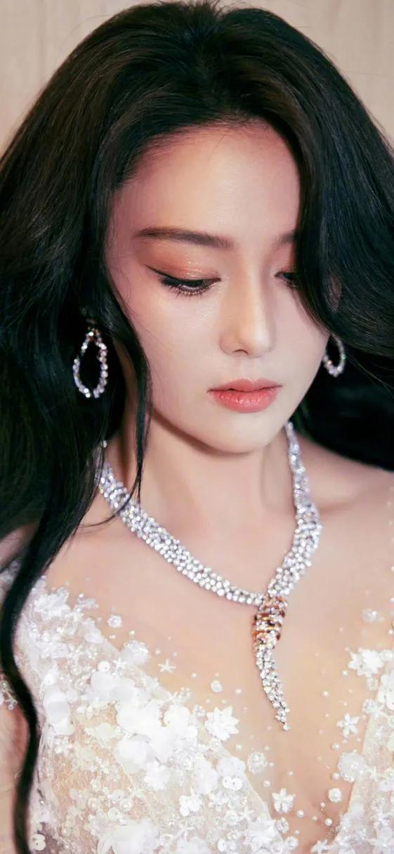 张馨予:写真一场震撼视觉的时尚绮梦