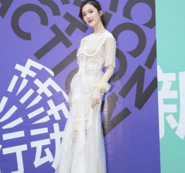 甜美！长裙修身杨欣颖，粉丝：即便身处严冬，仍感觉春天永续