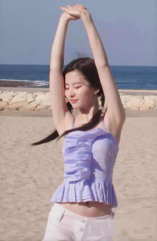 刘亦菲旧照曝光，举起胳膊那一刻，瞬间被“女神腋窝”美哭了