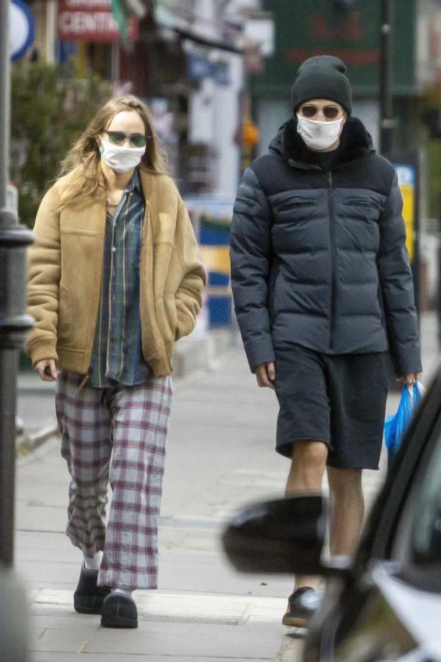 男星街拍｜蔡徐坤酷黑出场，本森新男友竟然是他？