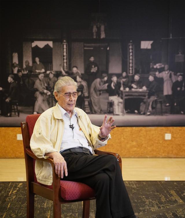 隐姓埋名75年，与演员妻子恩爱64年，95岁的蓝天野传奇一生