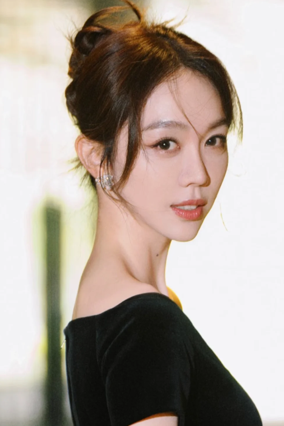 宋丹丹干女儿姜妍公开认爱,与北京某银行行长隐婚?照片流出