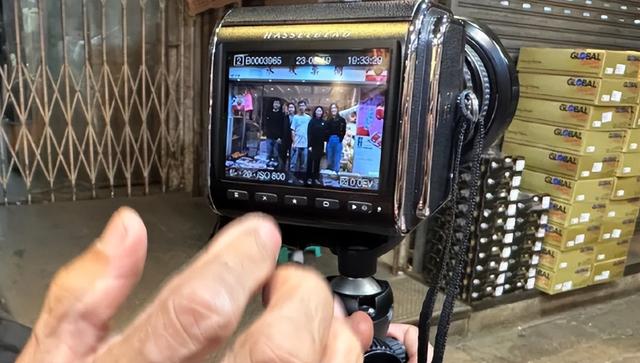 56亿身家的周润发再做善事，办个人展捐出收入，曾拍出297万天价