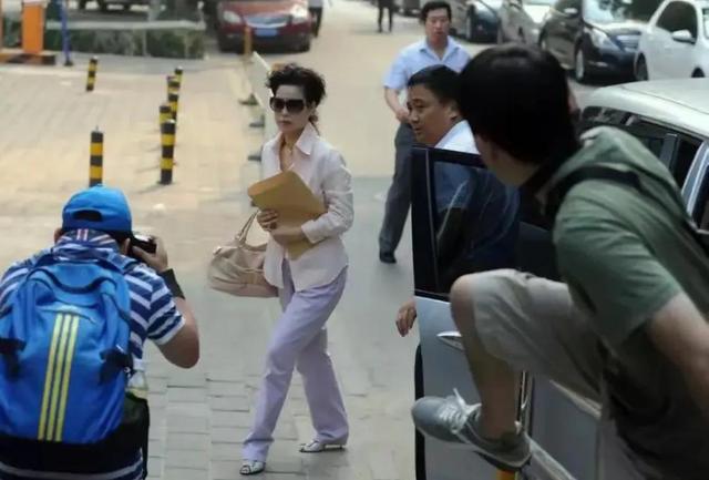 李双江每月养老金高达3万，梦鸽李天一连夜转移资产，在美国定居