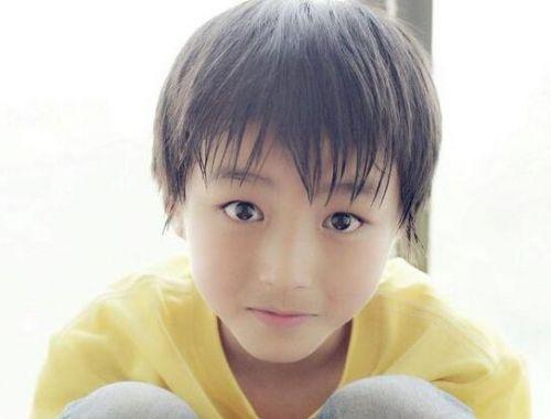 父亲是出租车司机,母亲是理发师,年少成名的王俊凯,18岁身家过亿