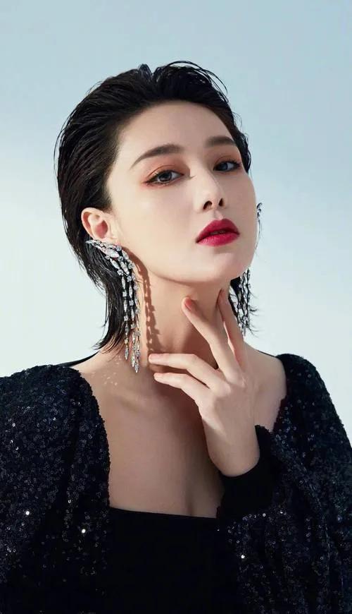 张馨予:写真一场震撼视觉的时尚绮梦