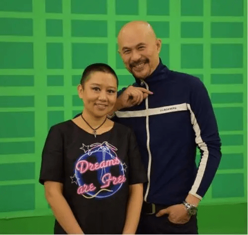 他被誉为“风月片”教父，拦截训练中的女兵，直言：我们结婚吧