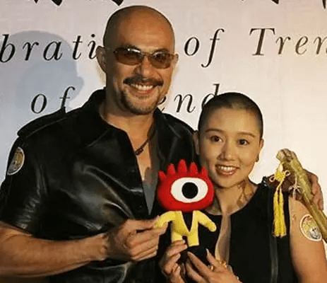 他被誉为“风月片”教父，拦截训练中的女兵，直言：我们结婚吧