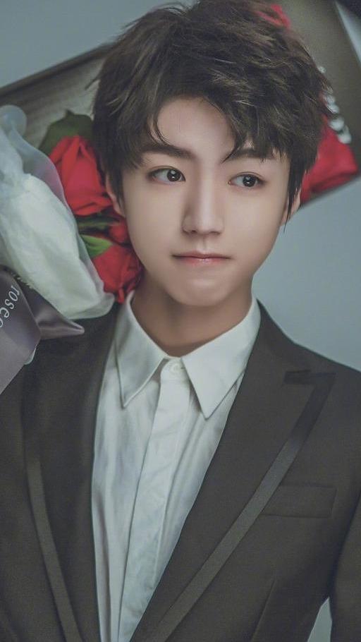 父亲是出租车司机,母亲是理发师,年少成名的王俊凯,18岁身家过亿