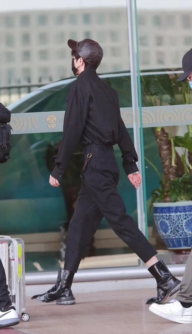 男星街拍｜蔡徐坤酷黑出场，本森新男友竟然是他？