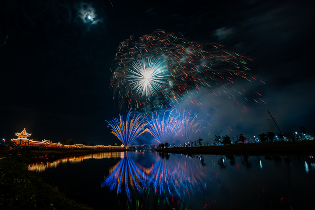 惠安“七彩祥云”烟花秀点亮夜空