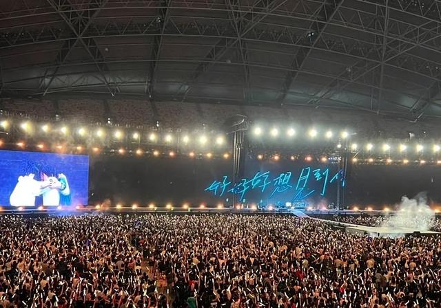 邓紫棋再度翻车!穿婚纱如走光,网友直呼得罪了设计师