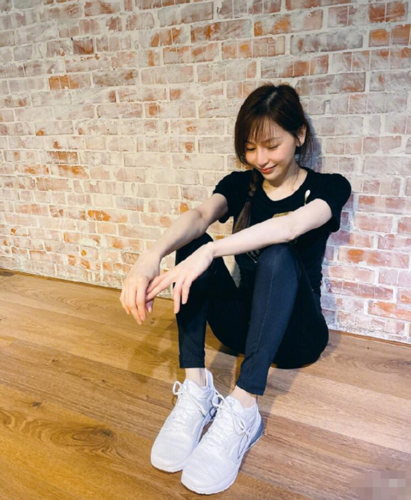 38岁王心凌晒健身美照，四肢瘦成杆蚂蚁腰吸睛，笑容僵硬脸显老