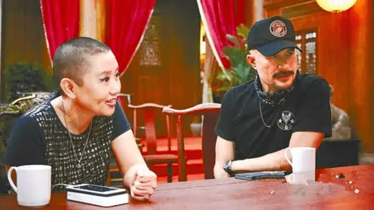 他被誉为“风月片”教父，拦截训练中的女兵，直言：我们结婚吧