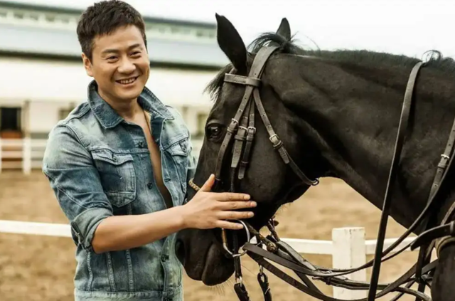 烽烟尽处：37岁张翰给42岁女明星演儿子，母子同框画面尴尬了