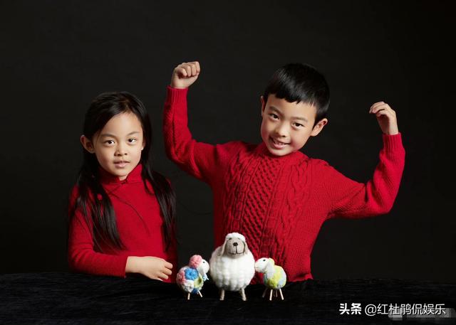 歌唱家哈辉晒全家福,一双儿女可爱颜值高,老公杨柳胡子花白抢眼