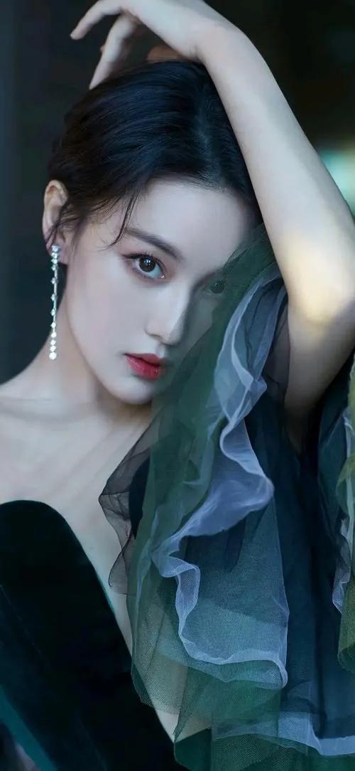 张馨予:写真一场震撼视觉的时尚绮梦