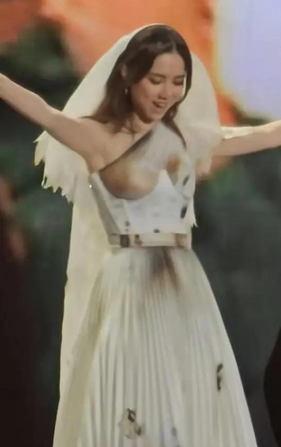 邓紫棋再度翻车!穿婚纱如走光,网友直呼得罪了设计师