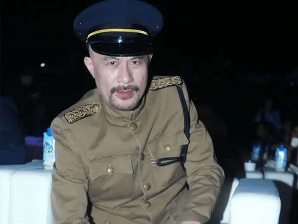 他被誉为“风月片”教父，拦截训练中的女兵，直言：我们结婚吧