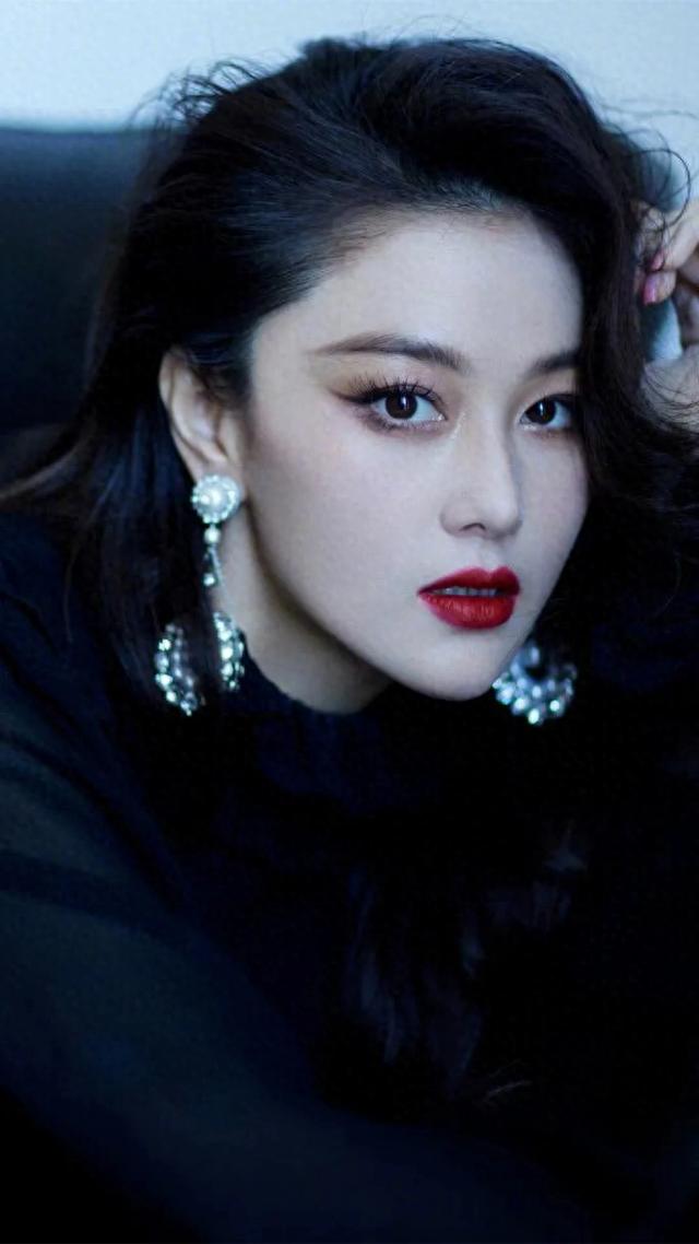 张馨予:写真一场震撼视觉的时尚绮梦