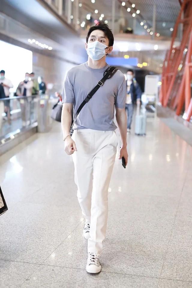 男星街拍｜蔡徐坤酷黑出场，本森新男友竟然是他？