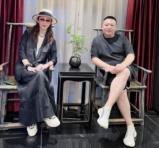 54岁张敏近照曝光，皮肤白皙宛如少女，手臂上戴满首饰优雅端庄