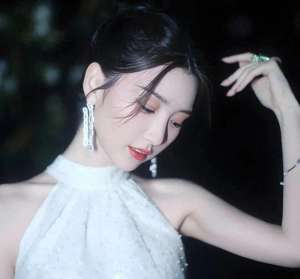 毛慧玲(毛晓彤，出生被丢垃圾桶，逆袭后被告)