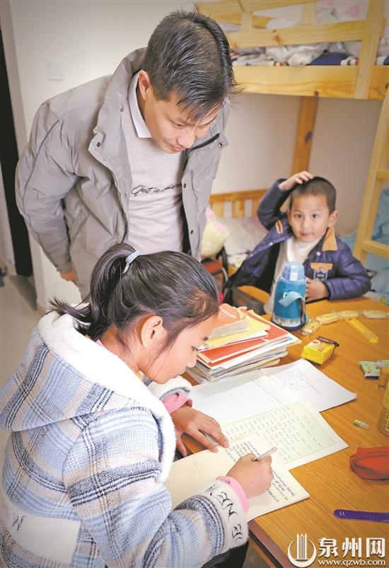 来自湖北的都启杰与家人首次在泉过大年