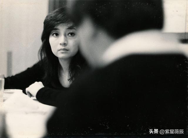 刘德华、发哥下跪致敬，宁离婚不改国籍的徐小凤，如今怎么样了？