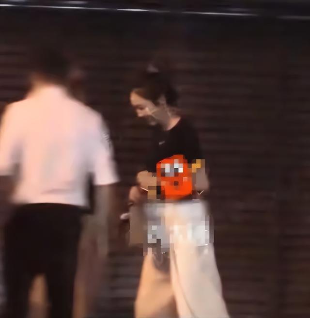 宋丹丹干女儿姜妍公开认爱,与北京某银行行长隐婚?照片流出