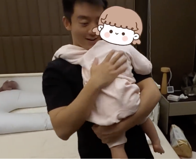 郑恺结婚2周年纪念日团圆，苗苗撒娇要牵手，一家三口幸福同框