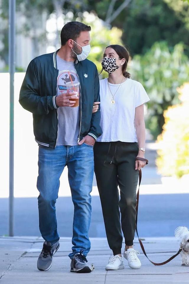 男星街拍｜蔡徐坤酷黑出场，本森新男友竟然是他？