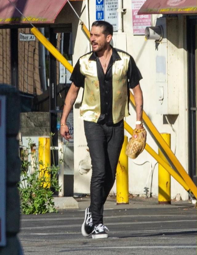 男星街拍｜蔡徐坤酷黑出场，本森新男友竟然是他？