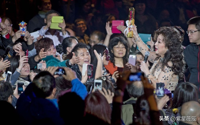 刘德华、发哥下跪致敬，宁离婚不改国籍的徐小凤，如今怎么样了？