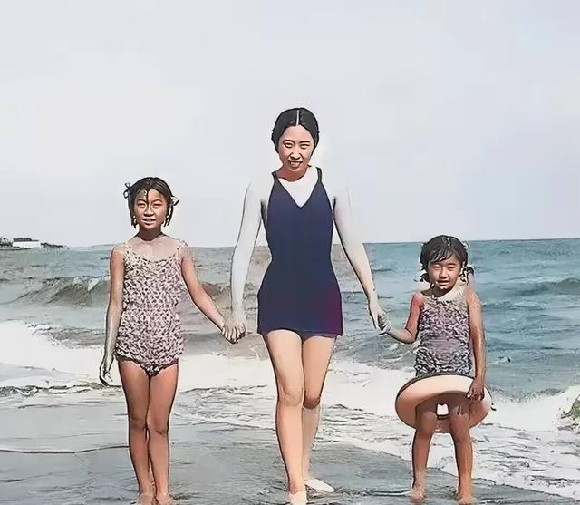 1983年，王光美和儿子刘源的合影，32岁的刘源是副县长！