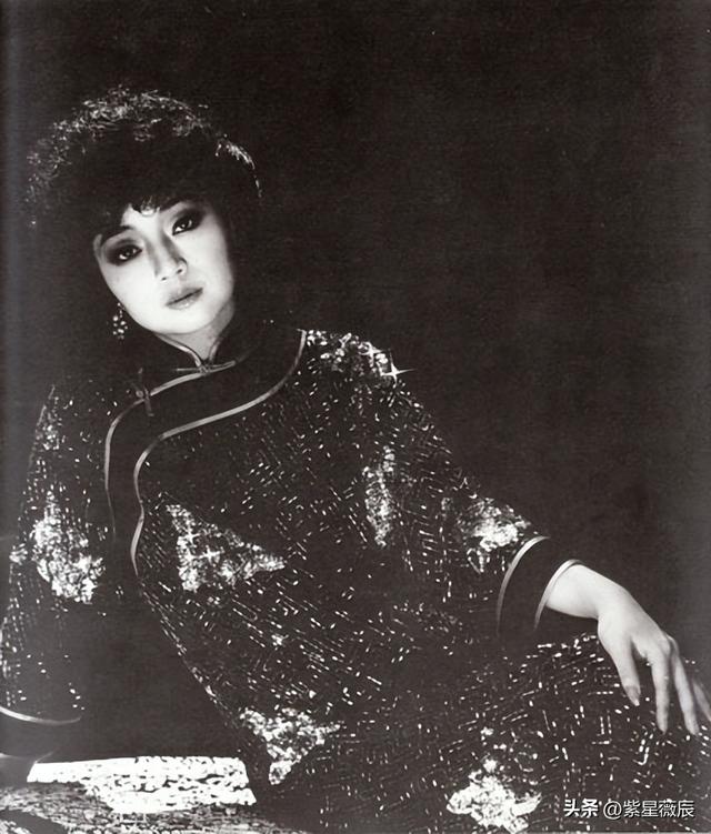 刘德华、发哥下跪致敬，宁离婚不改国籍的徐小凤，如今怎么样了？