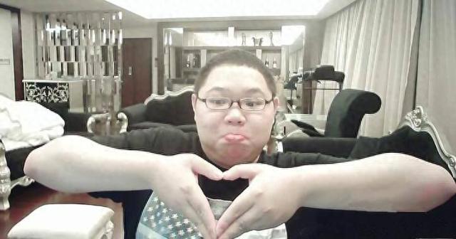 曾经的上单霸主，如今的直播骚猪，PDD精彩的职业生涯