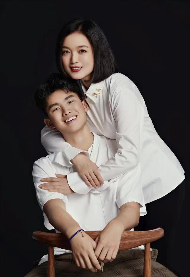 歌手白雪:中年离异后,二婚再嫁小8岁老公,现状打了多少人的脸