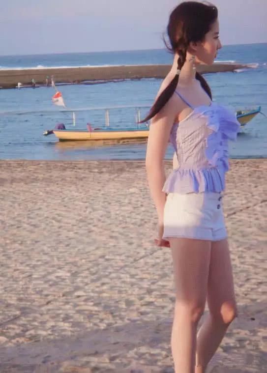 刘亦菲旧照曝光，举起胳膊那一刻，瞬间被“女神腋窝”美哭了