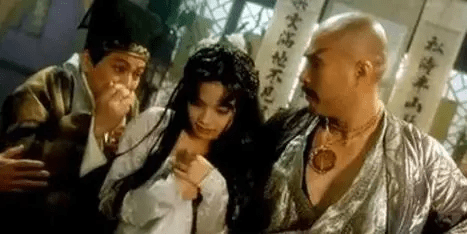 他被誉为“风月片”教父，拦截训练中的女兵，直言：我们结婚吧