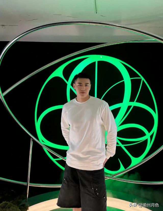 很有男人味的寸头帅哥