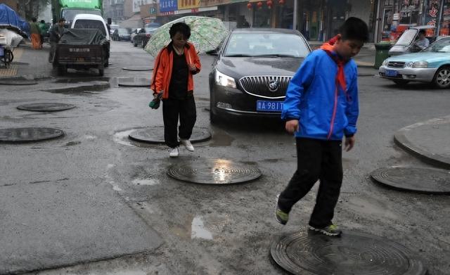 小孩炸井盖后续，赔偿结果出炉后，为何与此前天价赔偿天壤之别?