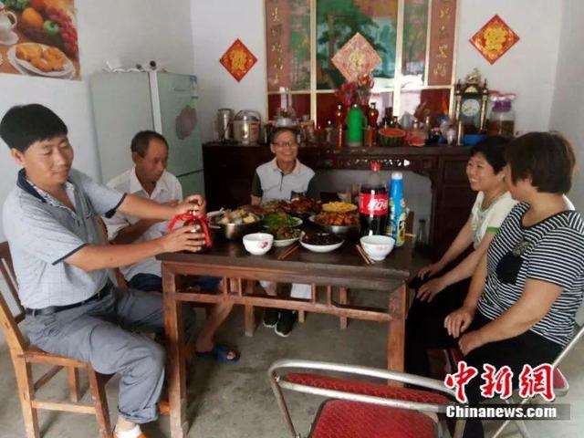 一张登机牌为何占了“两个座位”?背后故事让人泪目……