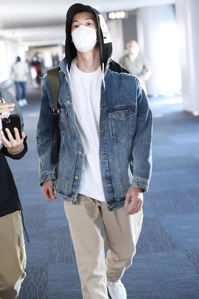 男星街拍｜蔡徐坤酷黑出场，本森新男友竟然是他？