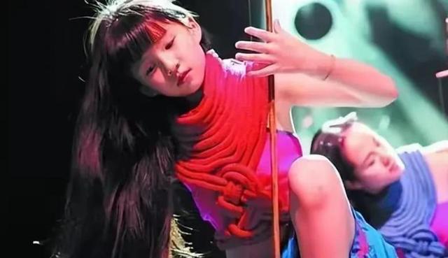 从《蛇来运转》看清小彩旗的现状，才懂得放手后的杨丽萍有多精明